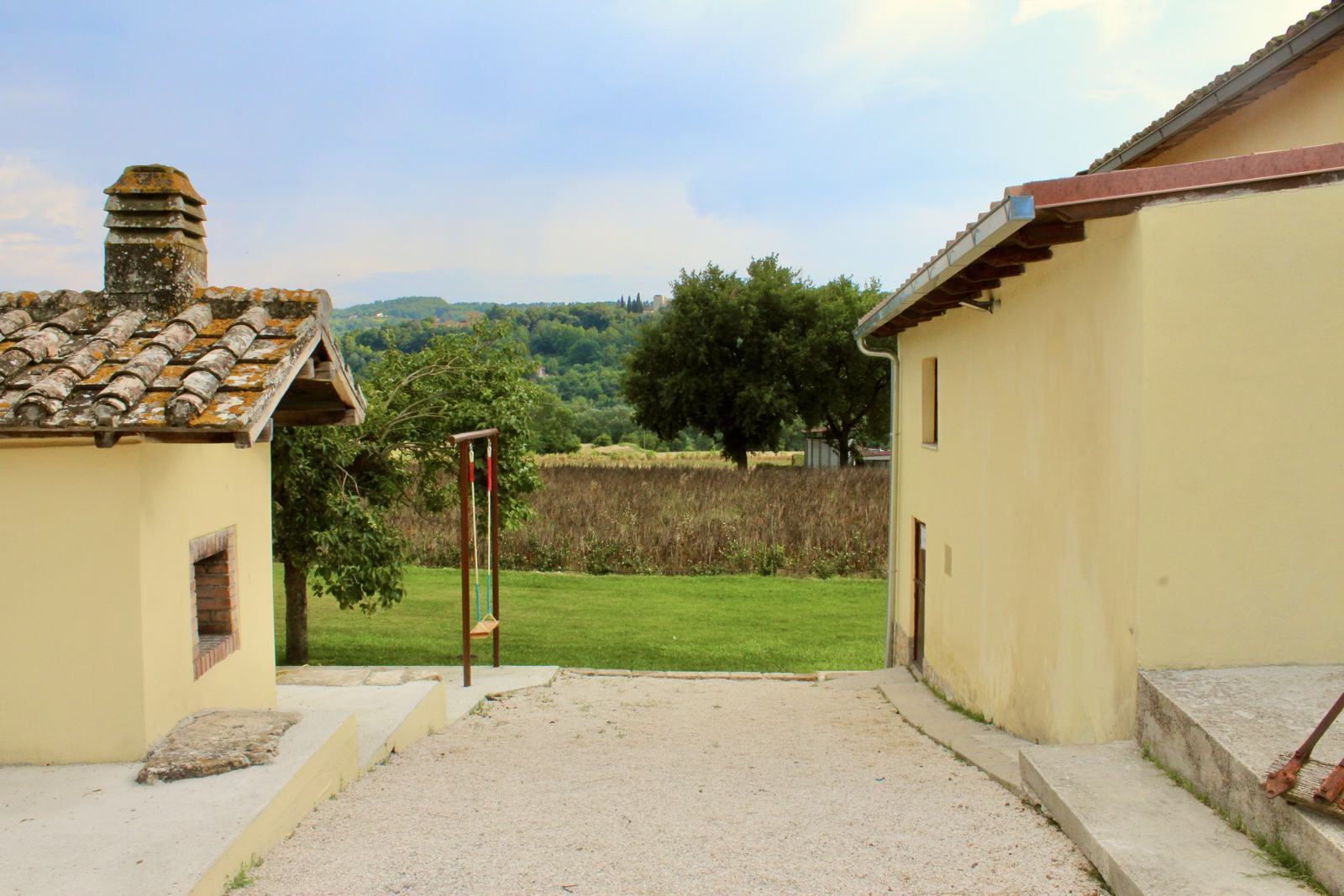 Il casale dell'agriturismo con il giardino
