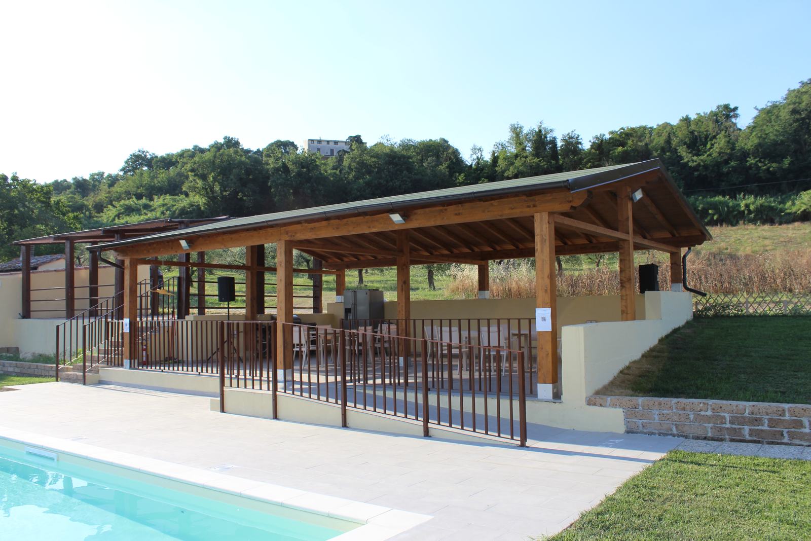 Struttura esterna con portico e piscina